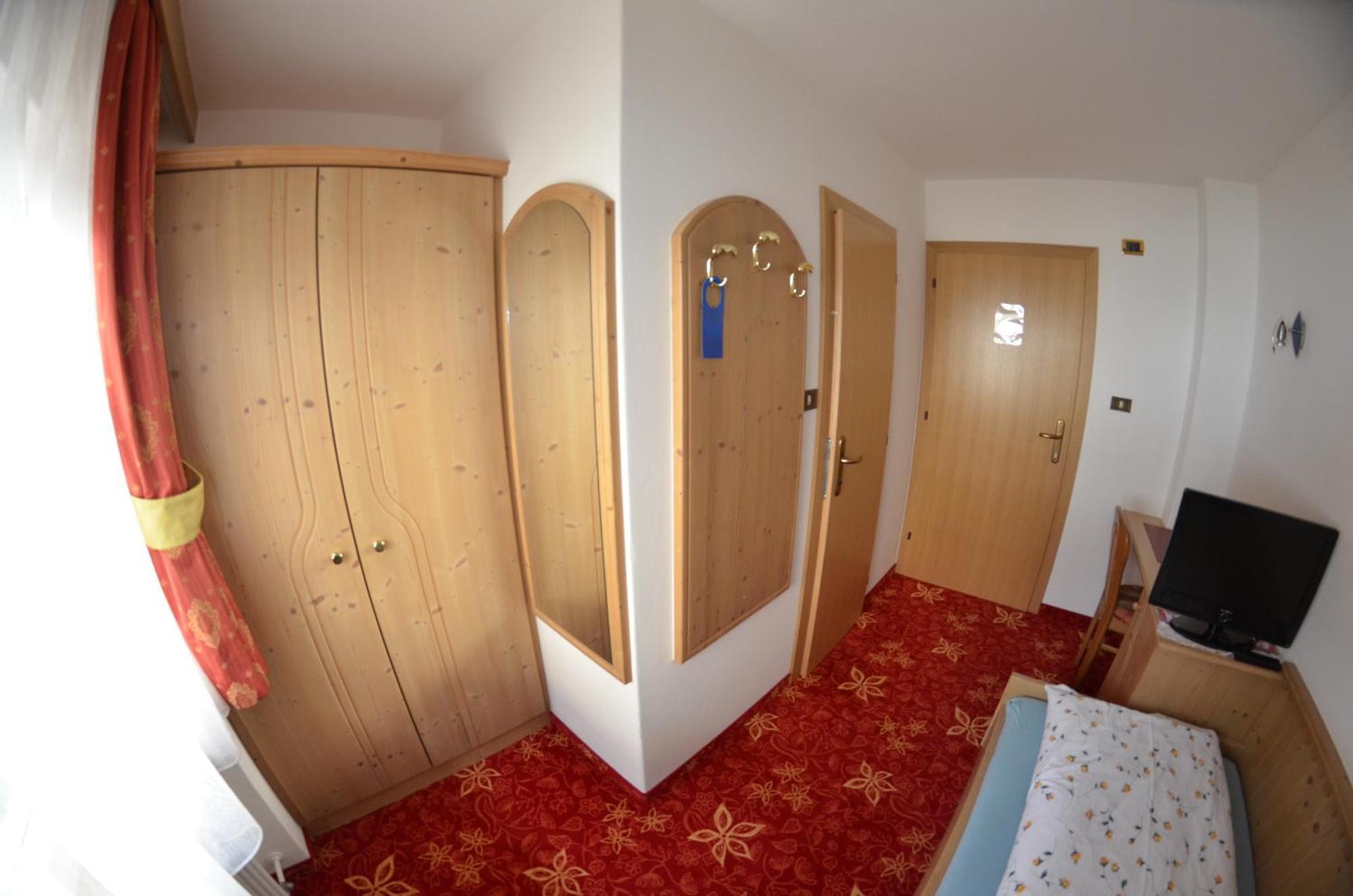 Garni Ossi Bed & Breakfast Santa Cristina Val Gardena Bilik gambar