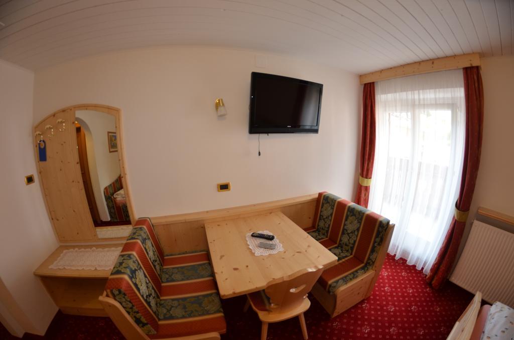Garni Ossi Bed & Breakfast Santa Cristina Val Gardena Bilik gambar