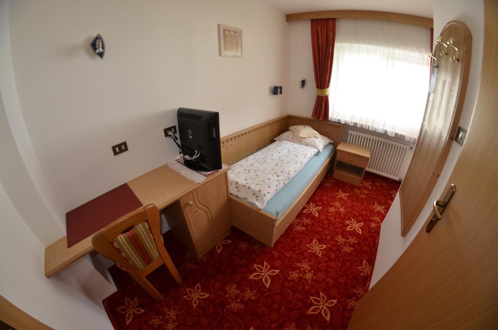 Garni Ossi Bed & Breakfast Santa Cristina Val Gardena Bilik gambar